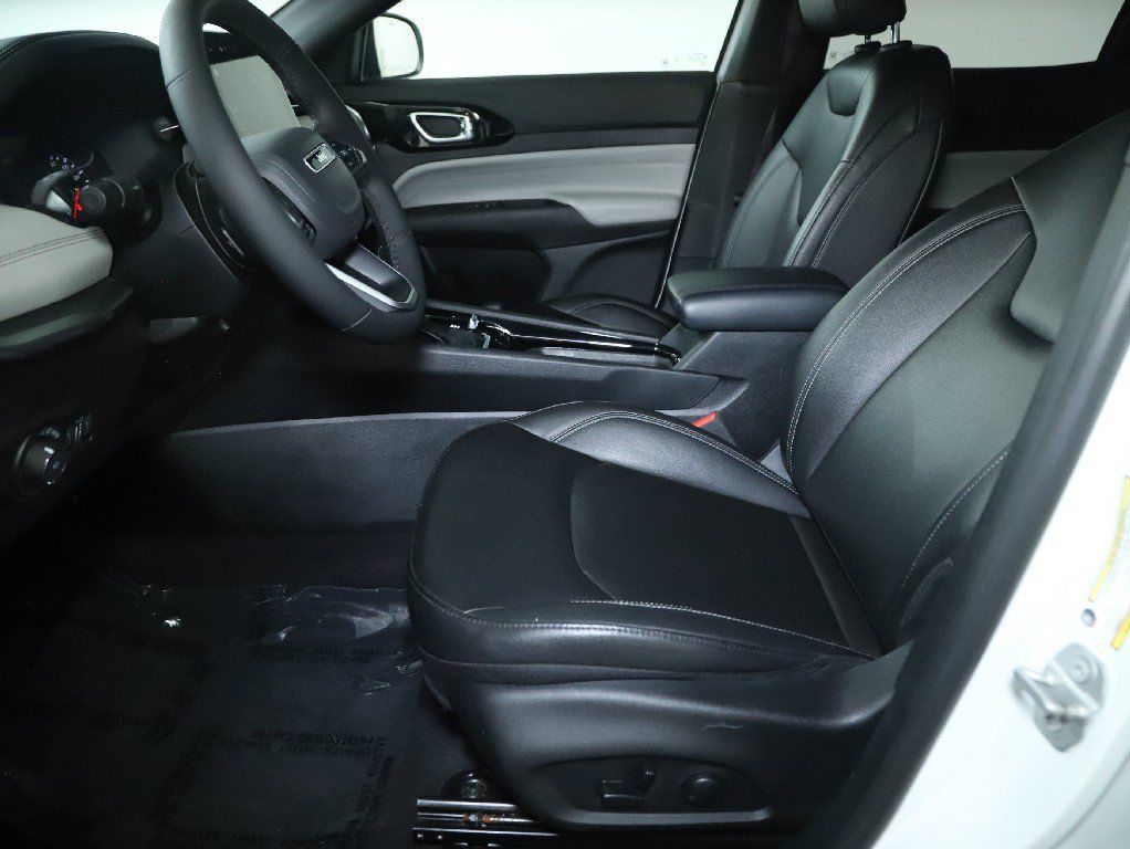 Used 2025 Jeep Compass Limited AWD/4WD image 18