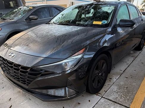 Used 2022 Hyundai Elantra SEL w/ Convenience Package FWD image 2