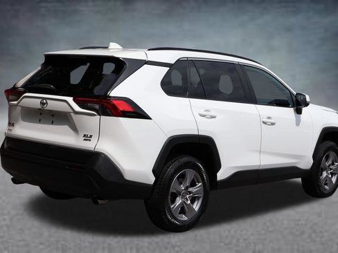 Used 2022 Toyota RAV4 XLE AWD/4WD image 3