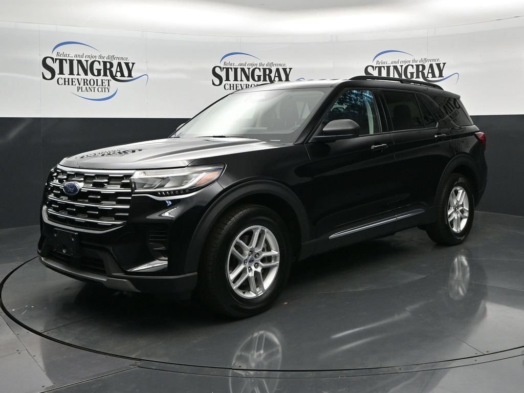 Used 2025 Ford Explorer Active RWD image 3