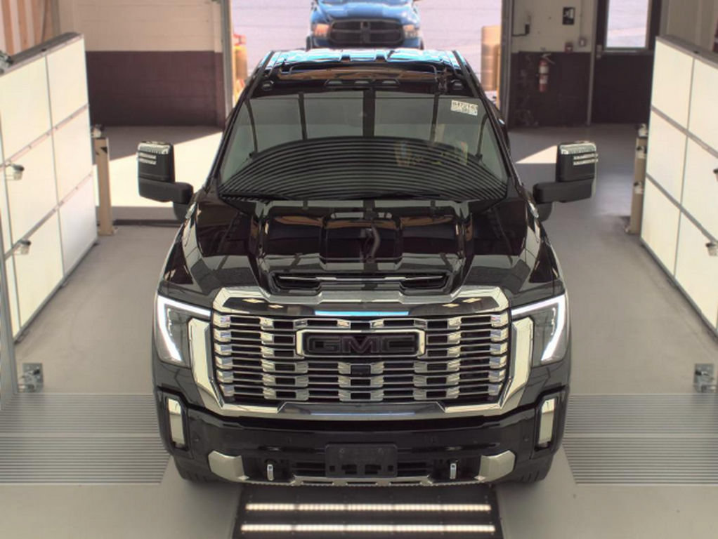 Used 2024 GMC Sierra 3500 Denali w/ Denali Reserve Package AWD/4WD image 3