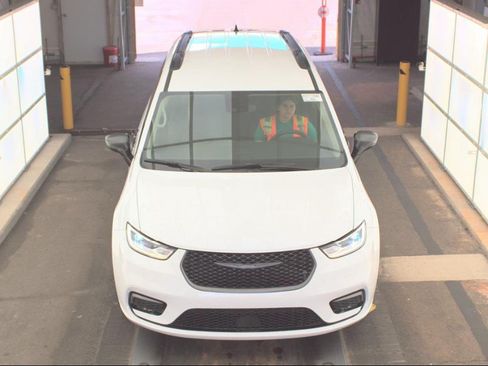 Used 2024 Chrysler Pacifica Touring-L w/ Road Tripper Package FWD image 3