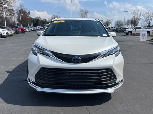 Used 2023 Toyota Sienna XLE image 2
