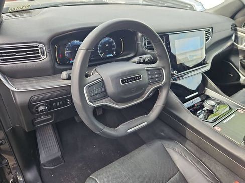 Certified 2024 Jeep Wagoneer Series II w/ Flexible Seating Group AWD/4WD image 13