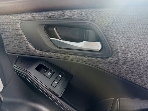 Used 2023 Nissan Rogue SV image 31