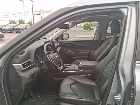 Used 2024 Toyota Highlander XLE AWD/4WD image 23