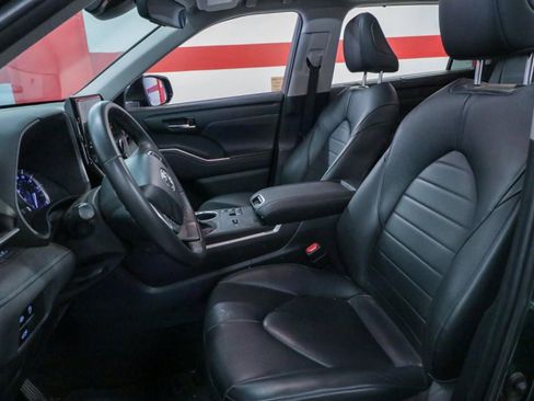 Used 2024 Toyota Highlander XLE FWD image 11
