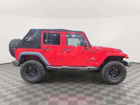 Used 2015 Jeep Wrangler Unlimited Sahara w/ Connectivity Group AWD/4WD image 8