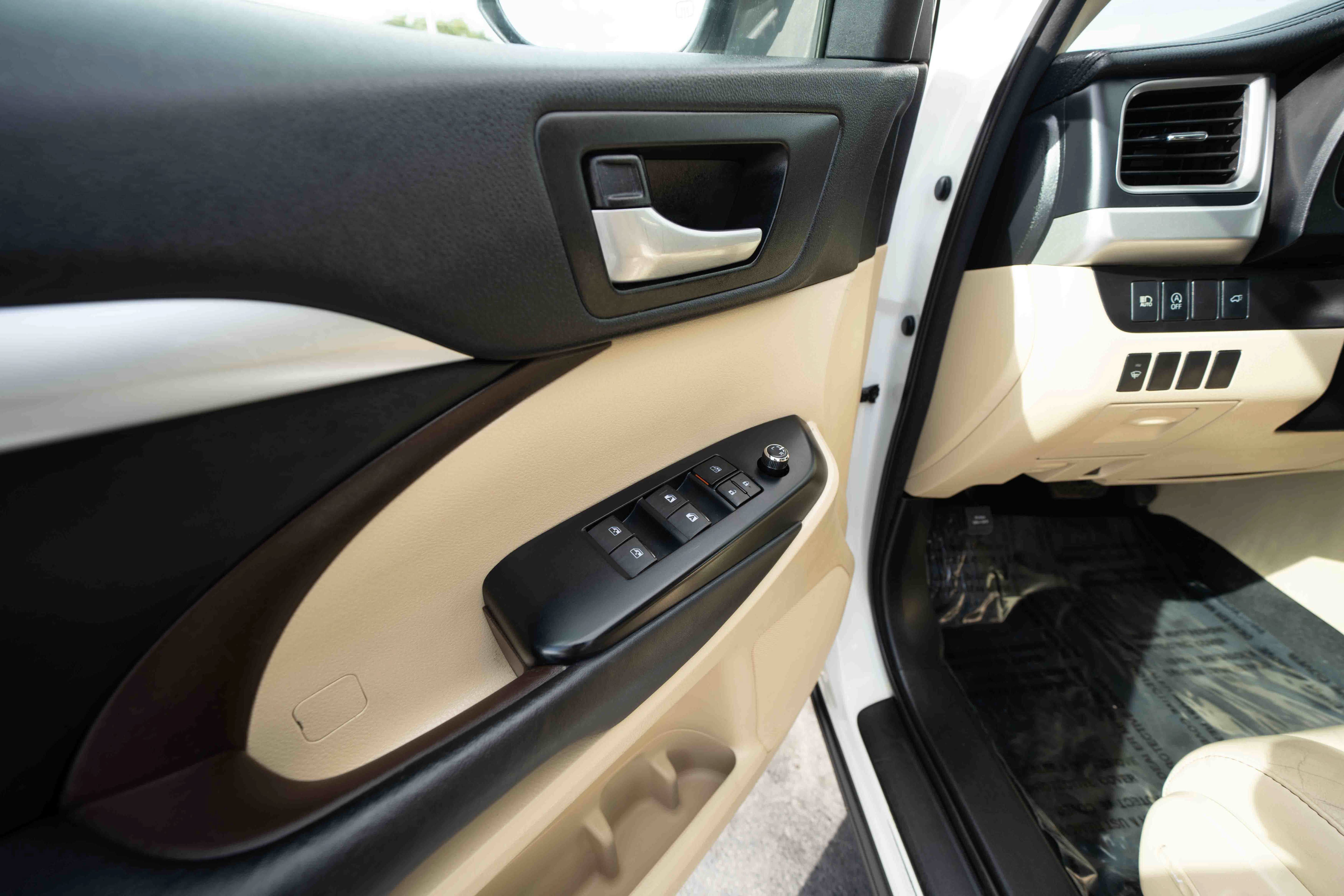 Used 2017 Toyota Highlander XLE AWD/4WD image 7