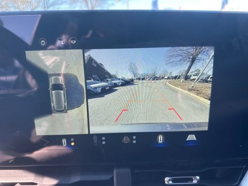 Used 2025 Chevrolet Equinox LT w/ Convenience Package II image 9