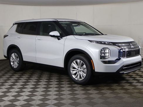 New 2026 Mitsubishi Outlander ES FWD image 2