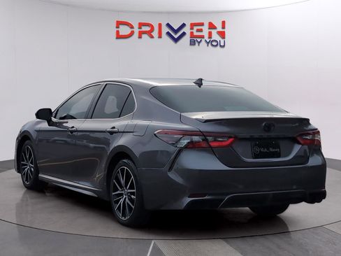 Used 2021 Toyota Camry SE w/ Convenience Package FWD image 3