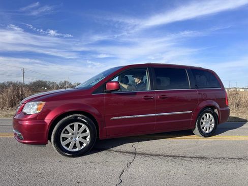 Used 2016 Chrysler Town & Country Touring image 2