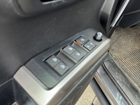 Used 2022 Toyota Tacoma SR5 w/ Technology Package image 10