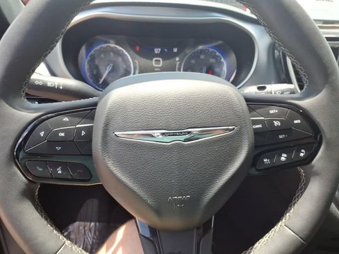 Used 2023 Chrysler Pacifica Touring FWD image 7