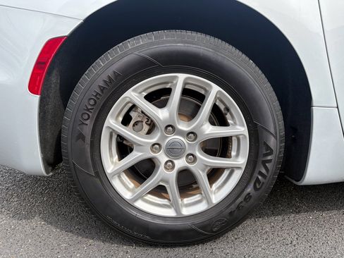 Used 2024 Chrysler Pacifica Touring-L image 5