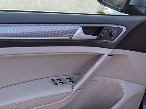 Used 2017 Volkswagen Golf Alltrack image 10