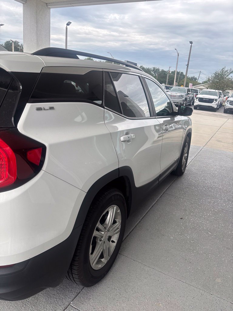 Used 2022 GMC Terrain SLE w/ Driver Convenience Package FWD image 9