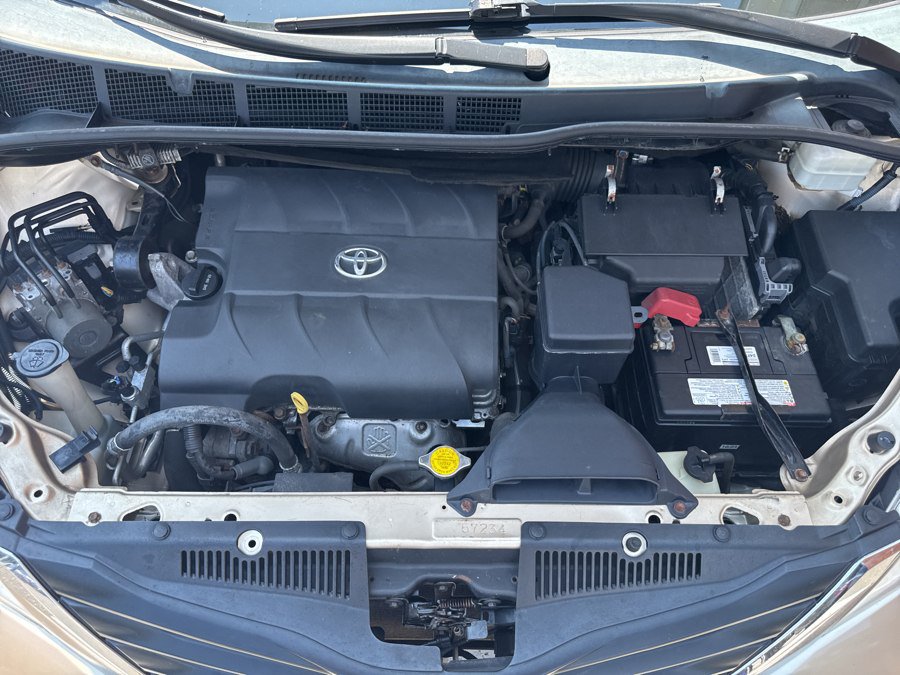 Used 2013 Toyota Sienna LE FWD image 36