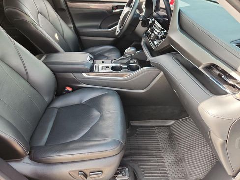 Used 2021 Toyota Highlander Limited FWD image 28