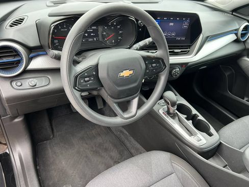 Used 2024 Chevrolet Trax LS w/ LS Convenience Package FWD image 13