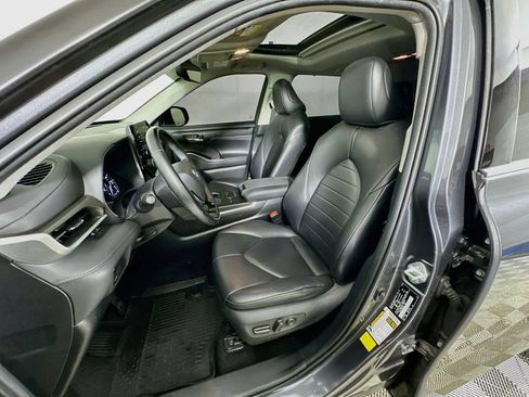 Used 2021 Toyota Highlander XLE FWD image 24