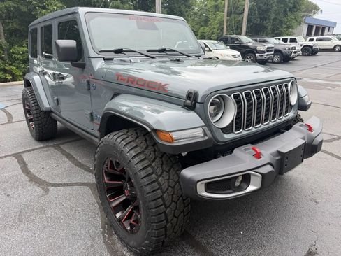 Used 2025 Jeep Wrangler Unlimited Sahara w/ Safety Group AWD/4WD image 5