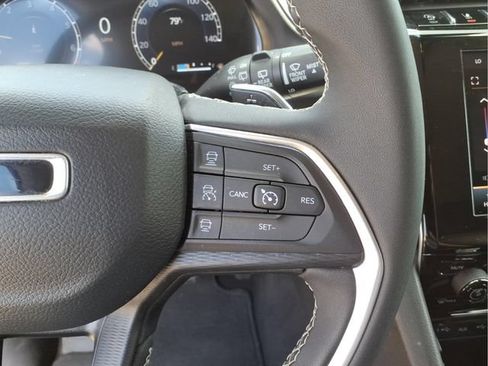 Used 2023 Jeep Grand Cherokee Laredo AWD/4WD image 17