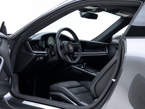 Used 2020 Porsche 911 Carrera RWD image 2