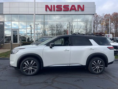 New 2025 Nissan Pathfinder Platinum image 2