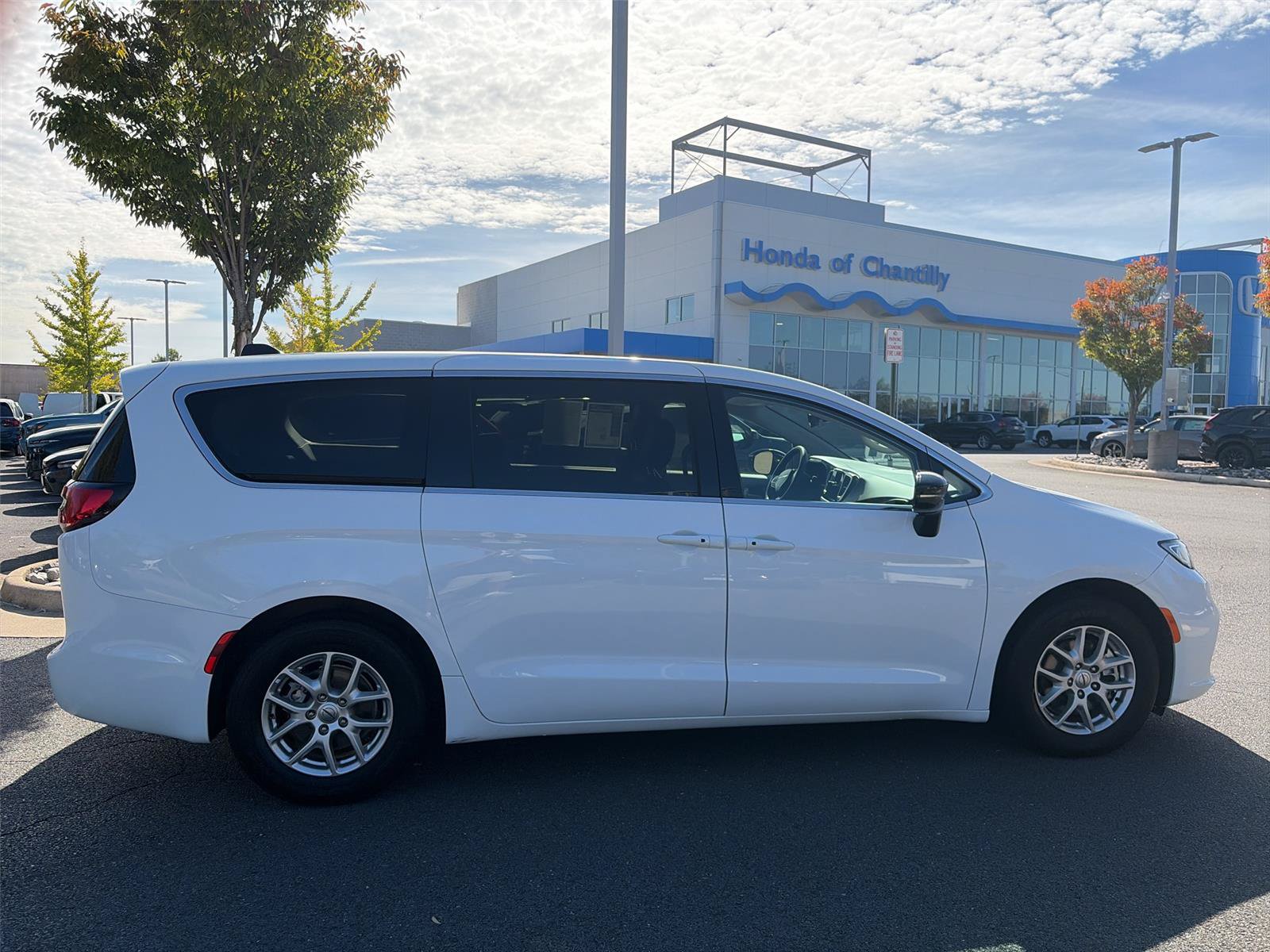 Used 2024 Chrysler Pacifica Touring-L FWD image 8