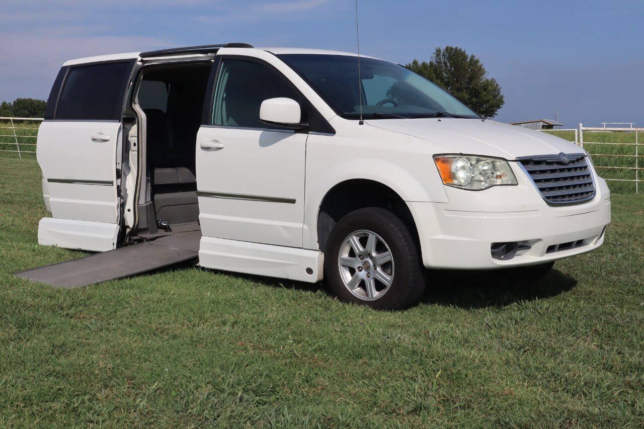 Used 2010 Chrysler Town & Country Touring FWD image 1