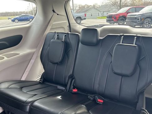 Used 2023 Chrysler Pacifica Touring-L FWD image 55