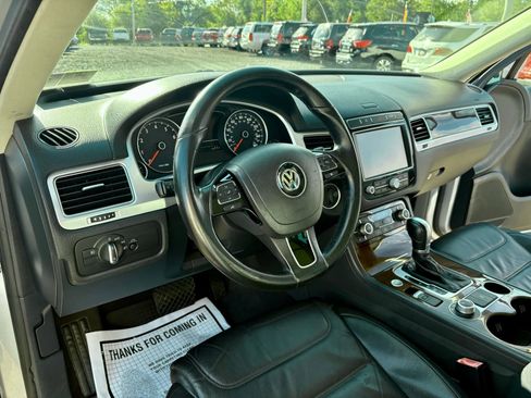 Used 2015 Volkswagen Touareg VR6 image 17