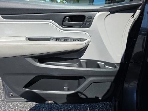 Used 2018 Honda Odyssey EX-L image 17