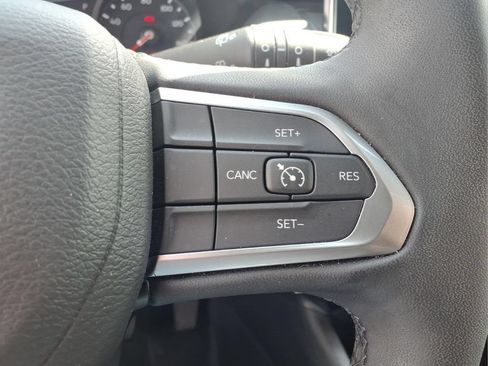 Used 2025 Jeep Compass Latitude w/ Convenience Group AWD/4WD image 17