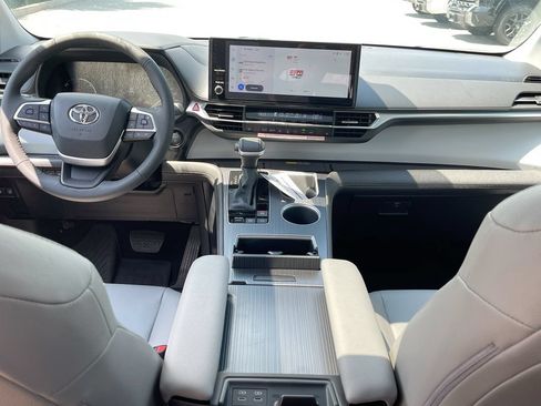 Used 2026 Toyota Sienna XLE FWD image 10