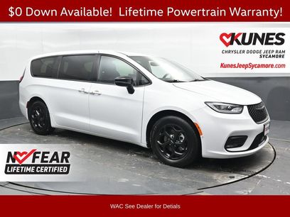 Used 2024 Chrysler Pacifica Select