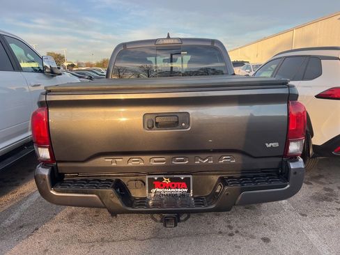 Used 2018 Toyota Tacoma TRD Sport w/ Technology Package image 5