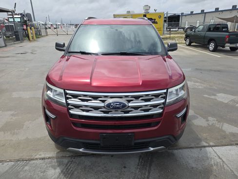 Used 2018 Ford Explorer XLT image 4