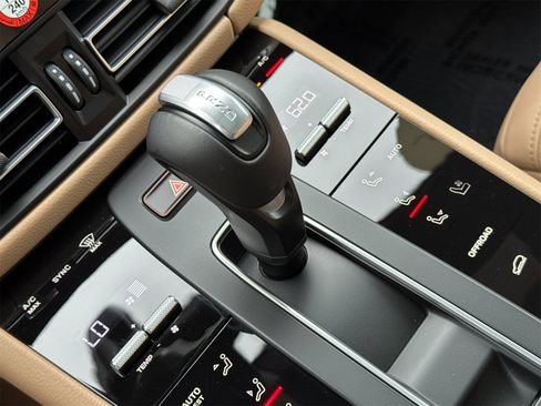 Used 2025 Porsche Macan image 25