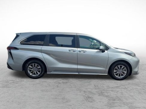 Certified 2023 Toyota Sienna XLE AWD/4WD image 4