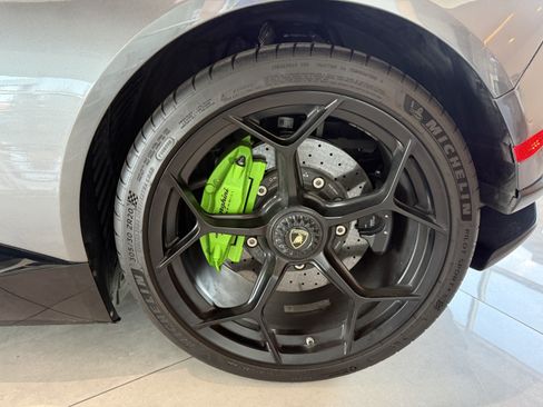 Used 2019 Lamborghini Huracan Performante AWD/4WD image 41