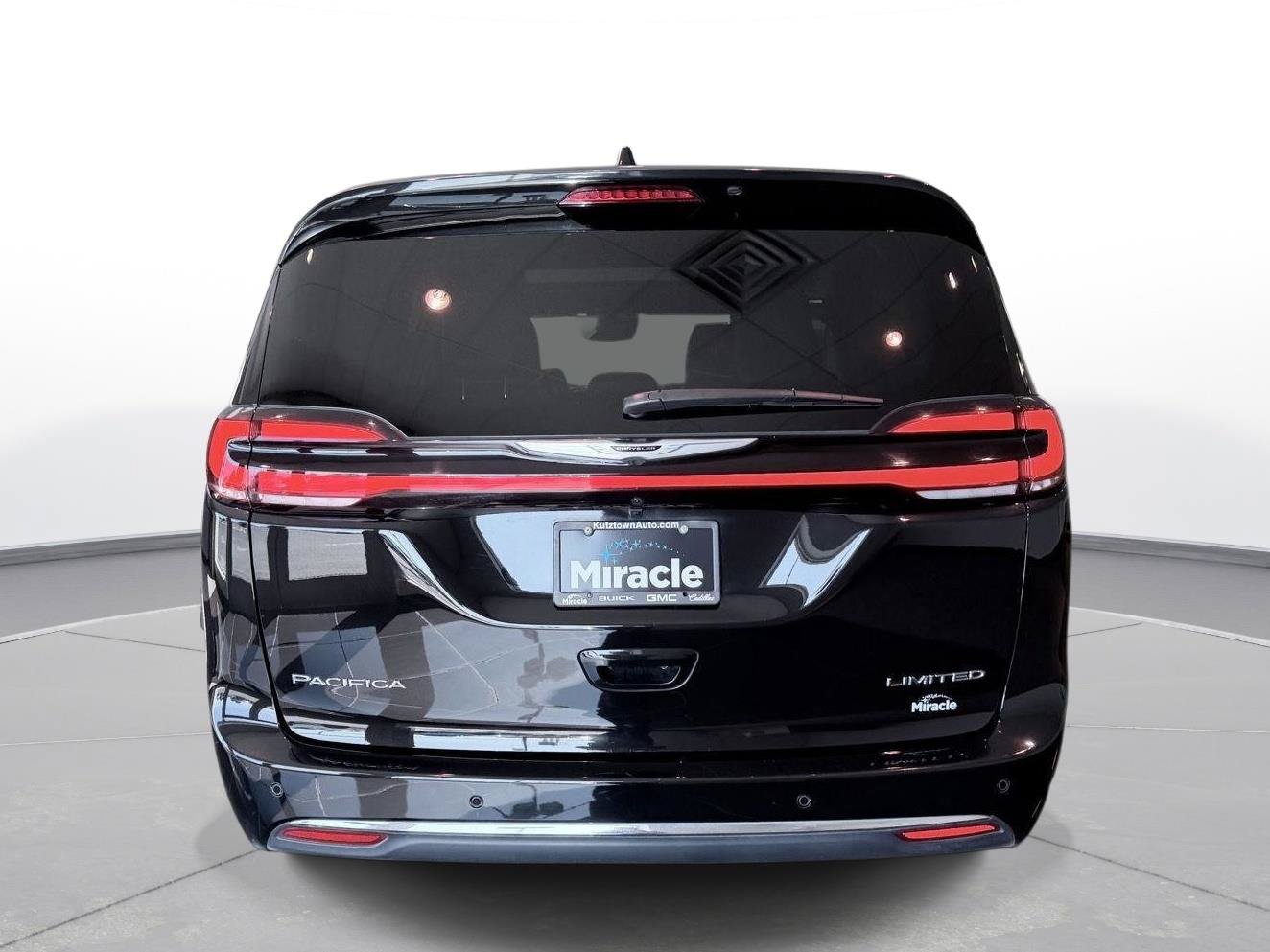Used 2026 Chrysler Pacifica Limited FWD image 17