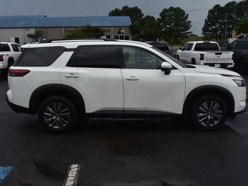 Used 2025 Nissan Pathfinder SV FWD image 4