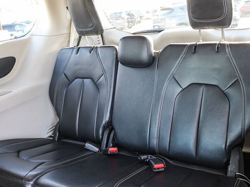 Used 2022 Chrysler Pacifica Touring-L FWD image 18