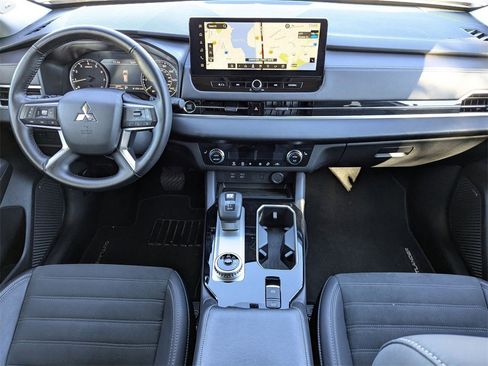 Used 2025 Mitsubishi Outlander SE image 35