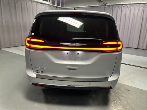 Used 2024 Chrysler Pacifica Touring-L image 6