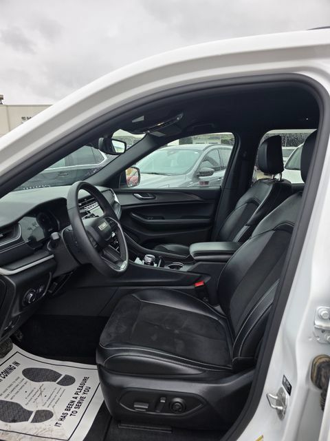 Used 2024 Jeep Grand Cherokee Altitude AWD/4WD image 13