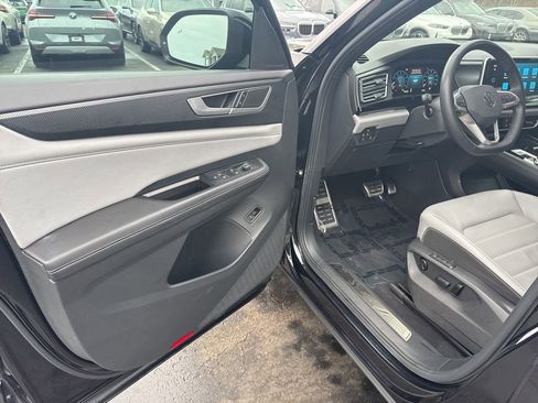 Used 2024 Volkswagen Atlas Cross Sport SEL R-Line image 10
